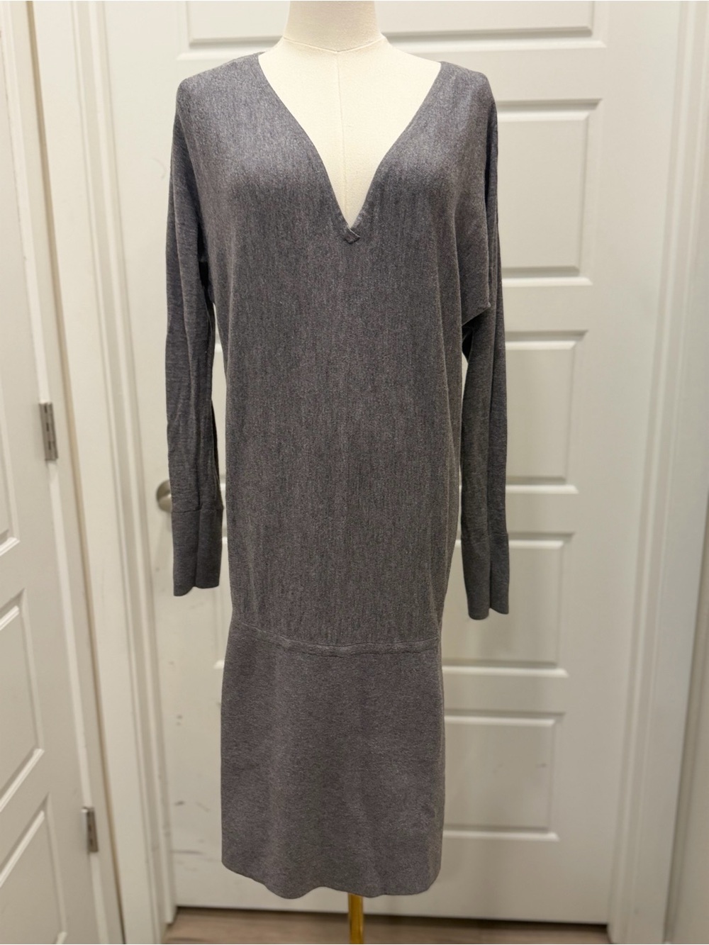 White House Black Market Gray V-Neck Long Sleeve Knit Dress
